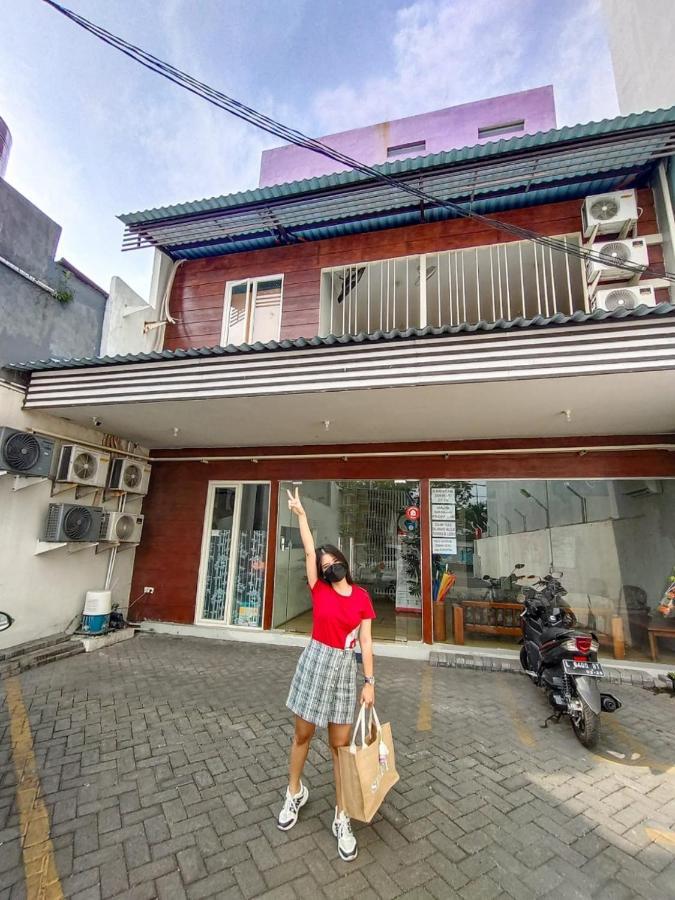 Kozy 15 Guesthouse Surabaya Exterior photo